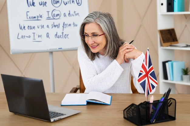 Insegnante di inglese femminile che fa lezioni online