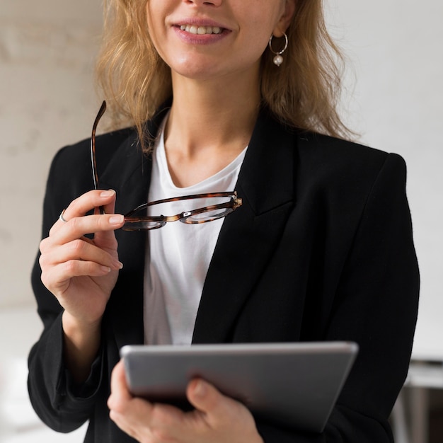 Insegnante di primo piano con tablet