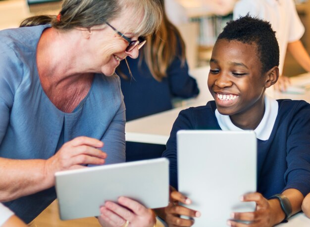 Insegnante di scuola che insegna agli studenti il concetto di apprendimento