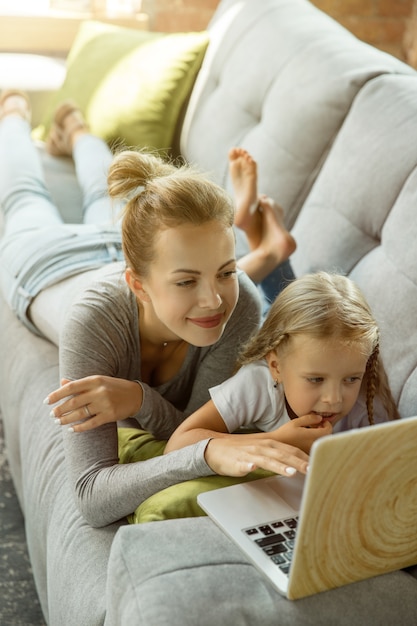 Insegnante e bambina caucasici femminili, o mamma e figlia.