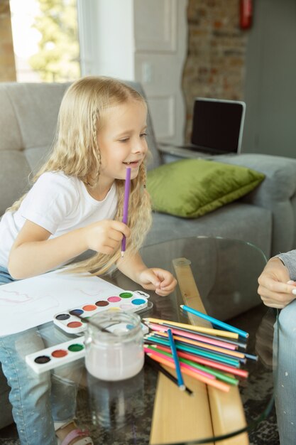 Insegnante e bambina caucasici femminili, o mamma e figlia.