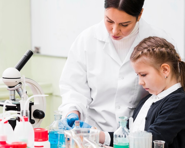 Insegnante e ragazza del piano medio in laboratorio