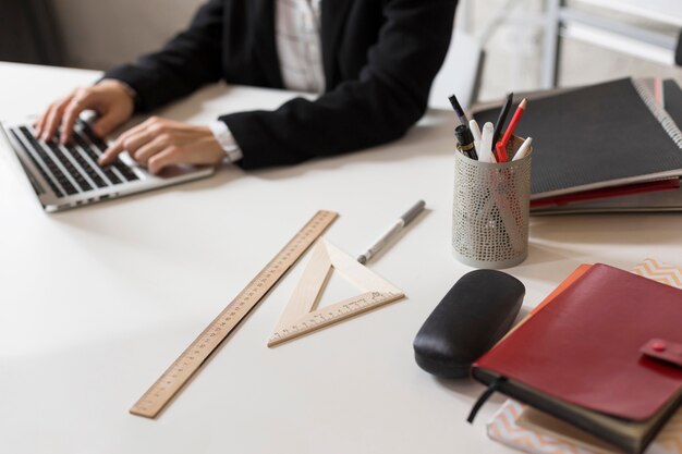 Insegnante femminile che prepara lezione sul primo piano del computer portatile