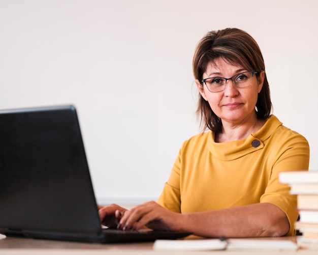 Insegnante femminile con il computer portatile