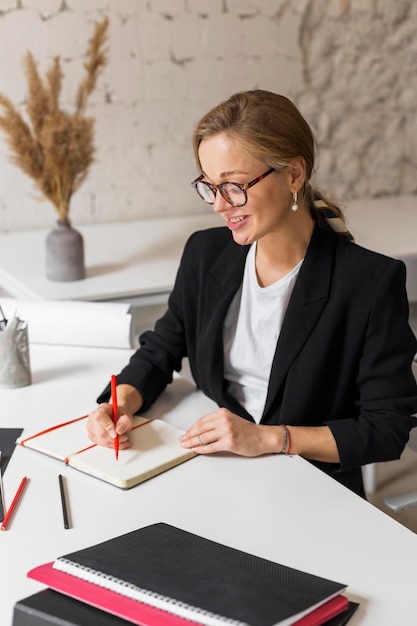 Insegnante femminile di alto angolo che prende le note