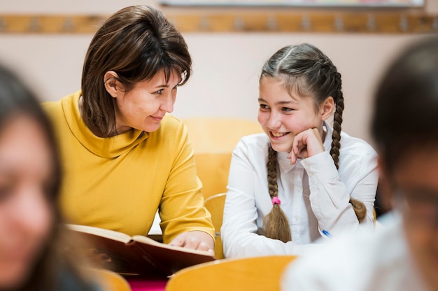 Insegnante in classe che spiega la lezione agli studenti