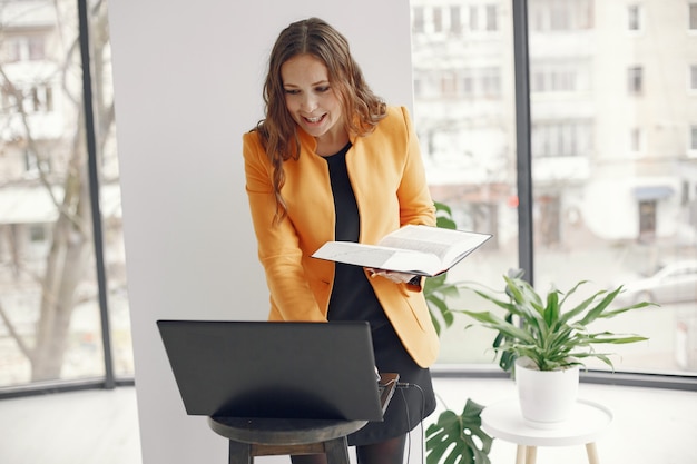 Insegnante professionista donna. Tutor che lavora da casa. Lezioni online.