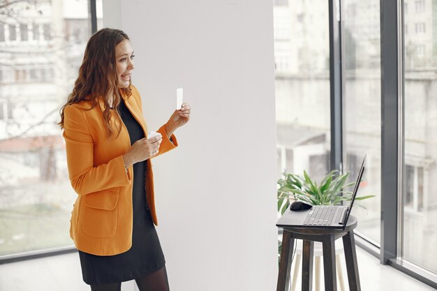 Insegnante professionista donna. Tutor che lavora da casa. Lezioni online.