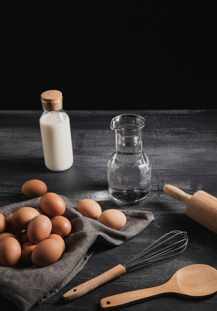 Insieme dell'angolo alto degli strumenti della cucina accanto alle uova