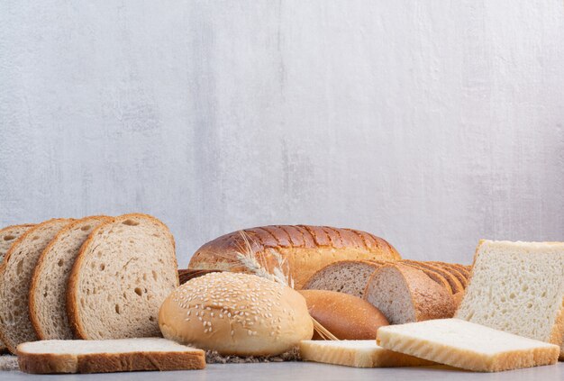 Insieme di varie fette di pane sulla superficie in marmo