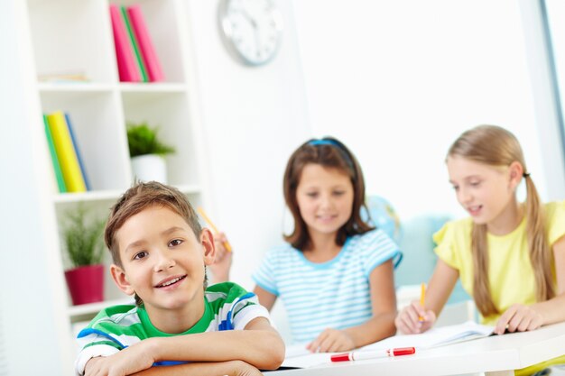 Intelligente schoolkid in aula