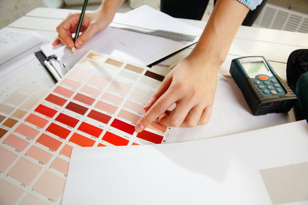 Interior designer professionista che lavora con la tavolozza dei colori