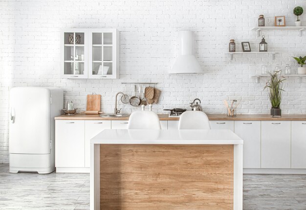 Interiore della cucina scandinava elegante moderna con accessori per la cucina.