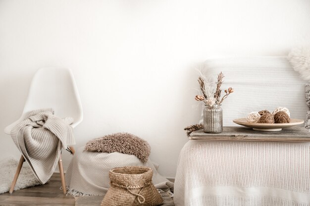 Interni moderni con oggetti per la casa. Intimità e comfort a casa.