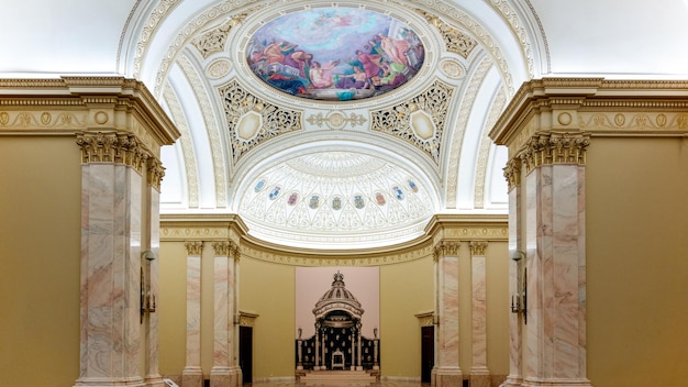 Interno del Museo Nazionale d'Arte di Bucarest Romania Dipinto in marmo con dettagli dorati