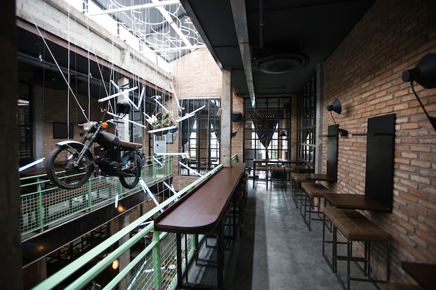 Interno del pub con l&#39;installazione del motociclo