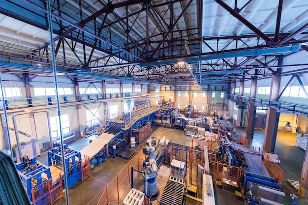 Interno dell'officina di fabbrica e macchine su sfondo di produzione del vetro