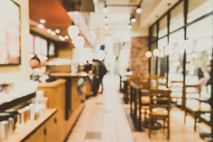 Foto gratuito interno della caffetteria sfocato