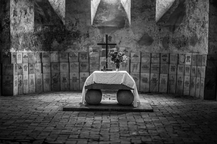 Foto gratuito interno della chiesa in bianco e nero