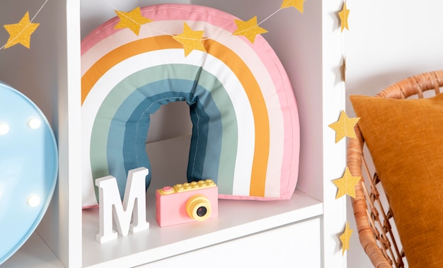 Interno della decorazione della stanza dei bambini con i giocattoli