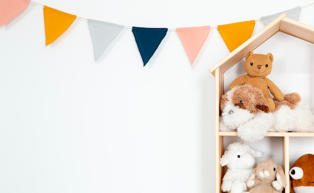 Interno della decorazione della stanza dei bambini con i giocattoli