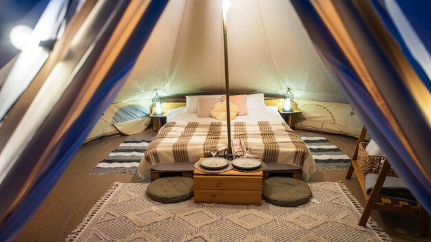 Interno della tenda durante la notte glamping