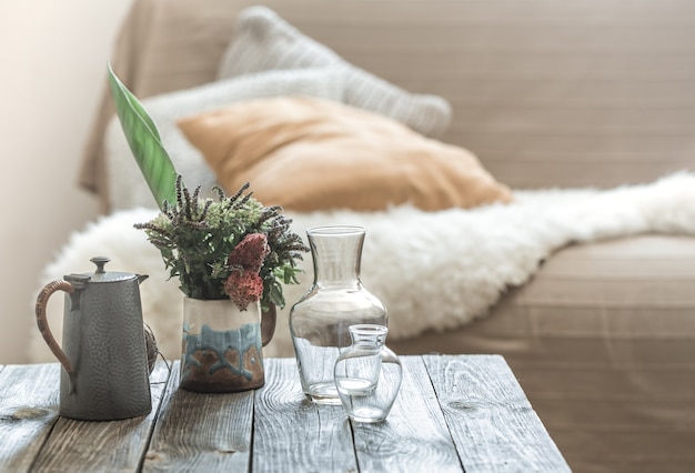 Interno di casa con oggetti decorativi su un tavolo di legno.