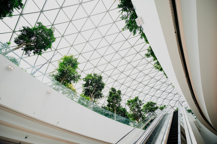 Foto gratuito interno di un aeroporto con windows