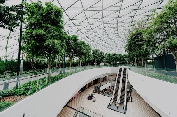 Foto gratuito interno di un aeroporto con windows