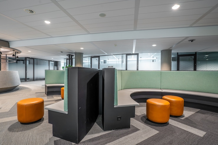 Foto gratuito interno di una parte di un moderno ufficio open space