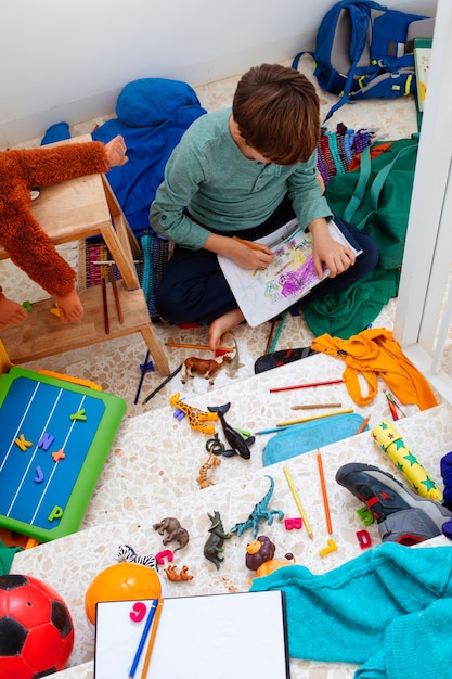 Interno disordinato pieno di vestiti