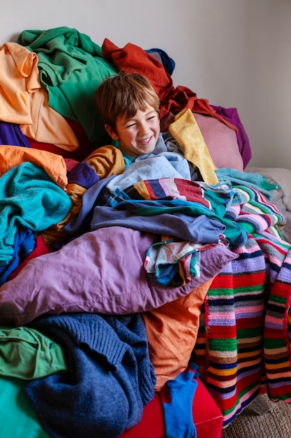 Interno disordinato pieno di vestiti