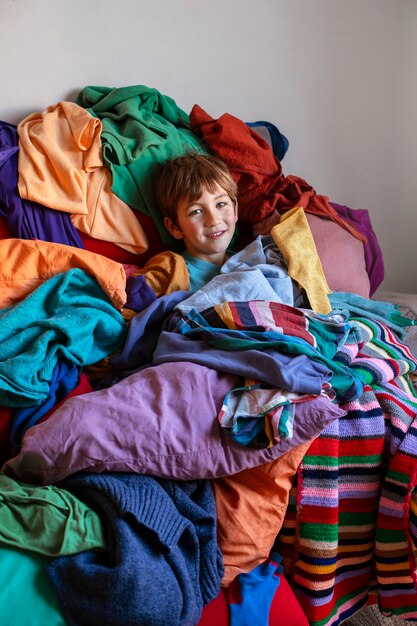 Interno disordinato pieno di vestiti