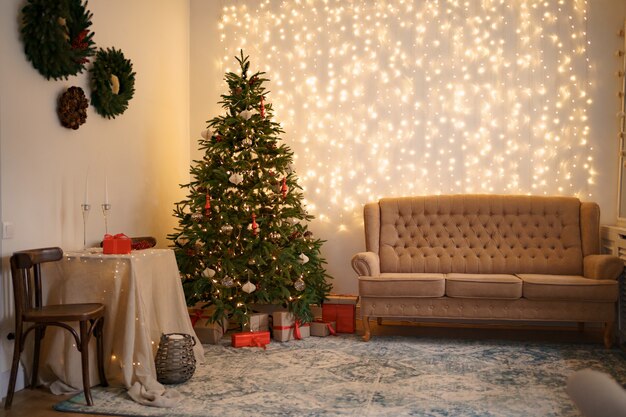 Interno festivo con comodo divano e albero di Natale decorato