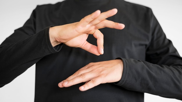 Interprete di primo piano che insegna la lingua dei segni