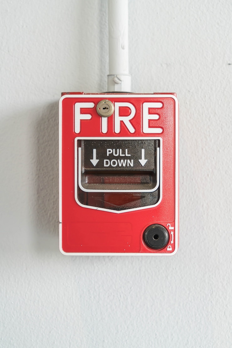 Foto gratuito interruttore di allarme antincendio