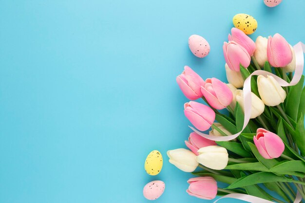 Invito di Pasqua con i tulipani su sfondo blu con spazio di copia