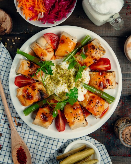 Involtini di impasto con salsa di pomodoro, peperone verde e panna.