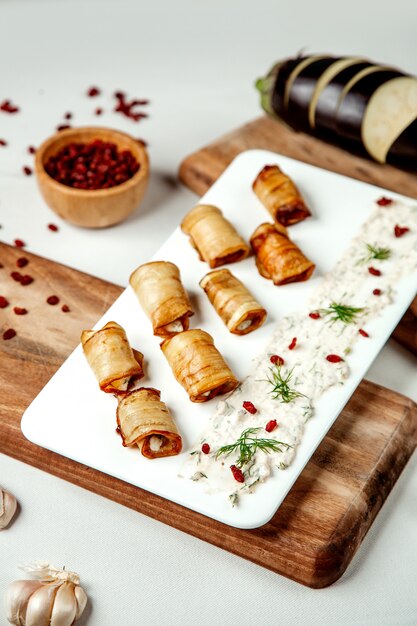 Involtini di melanzane sul tavolo