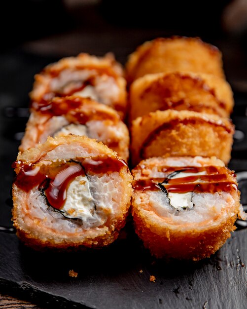 involtini di sushi caldi serviti con salsa