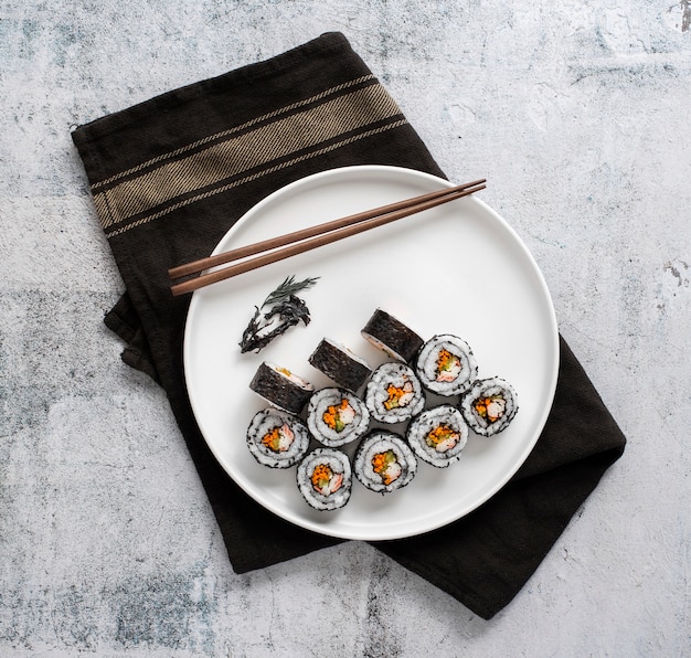 Involtini di sushi maki piatti con bacchette