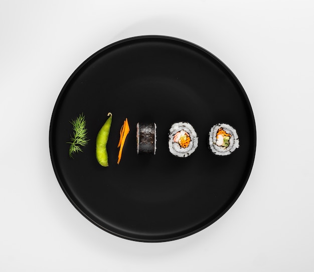 Involtini di sushi maki piatti con edamame