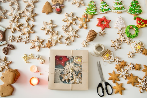 Involucro creativo regalo di biscotti di zucchero su un banco bianco