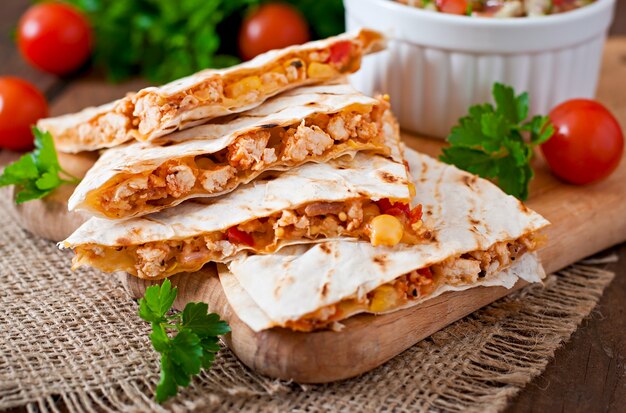 Involucro di quesadilla messicana con pollo, mais, peperoni e salsa