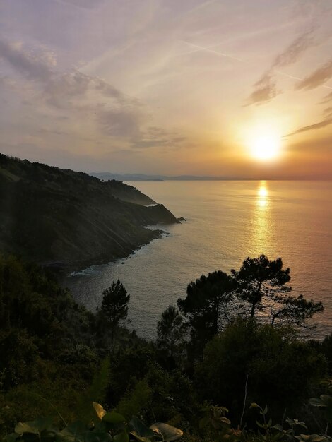 ipnotizzante tramonto che si riflette nell'oceano nella località turistica di San Sebastian, Spagna
