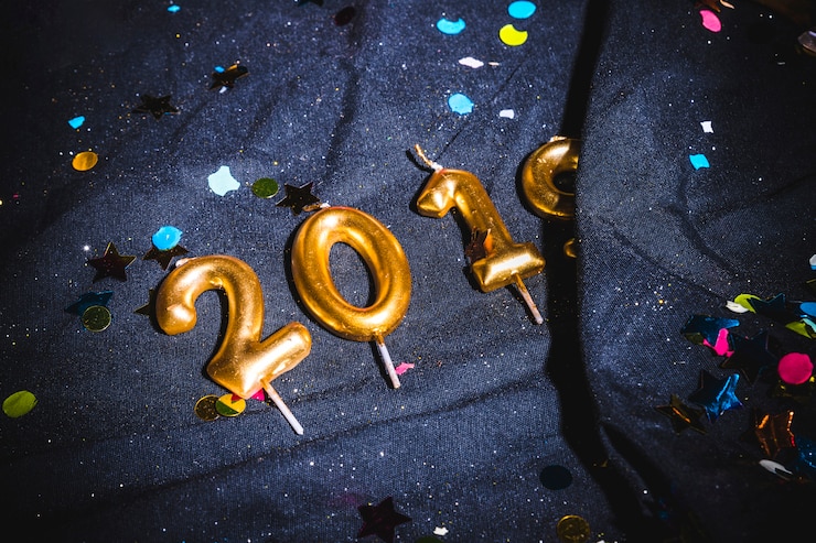 Foto gratuito iscrizione 2019 da candele con lustrini