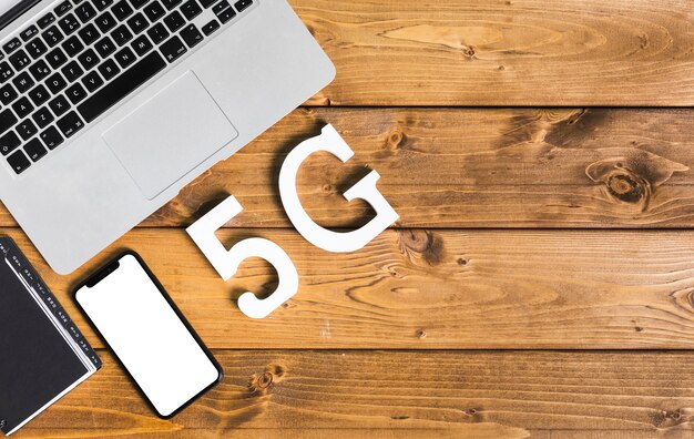 Iscrizione 5G e dispositivi sul tavolo