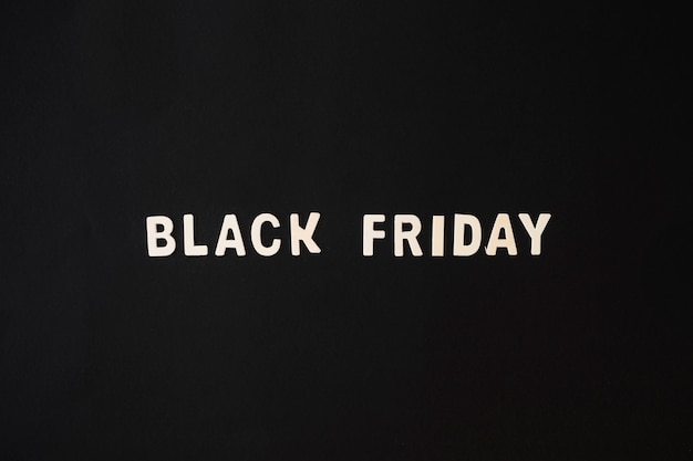 Iscrizione del Black Friday dalla tavola di legno