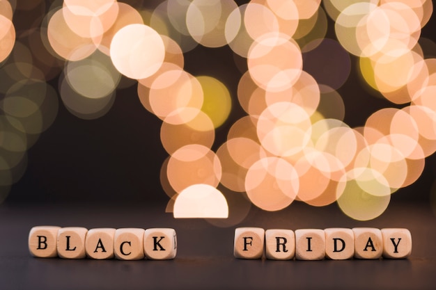 Iscrizione del Black Friday su cubetti con bokeh