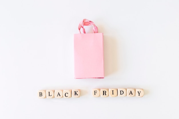 Iscrizione del Black Friday su cubetti con shopping bag